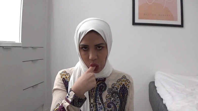 Amateur Homemade Porn: Min sexiga arabiska styvmamma onanerar framför mig att hon är så...