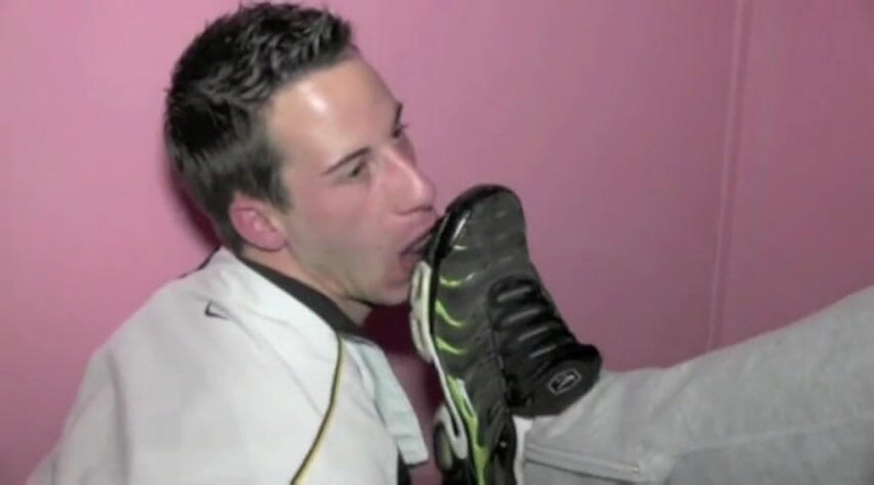 Sneaker gay: Bottom twink slave to feet and foot of dominant XXL