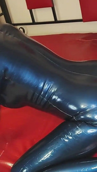 Kẻ thua cuộc joi từ nữ thần latex lớn bị lipped