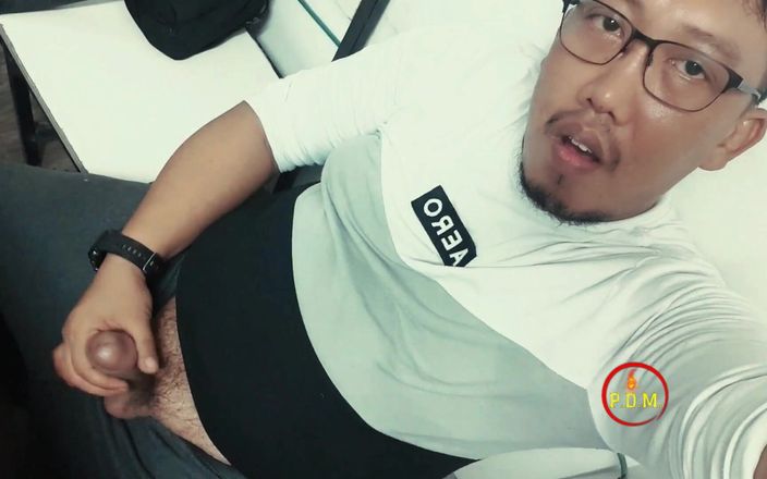 pinoy malibog: 爸爸狠狠地撸管，流着白浆的精液射出来，我无法抗拒品尝每一滴