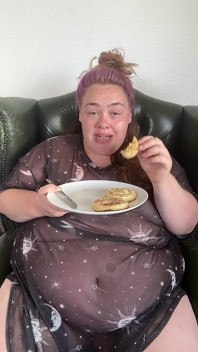 Cewek semok ini lagi asik muasin memeknya sendirian saat sarapan pagi