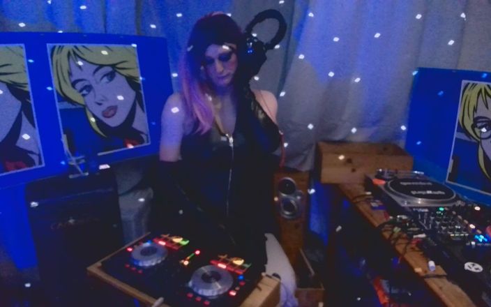 XXLUCYLUSHXX: Tits and Techno - Who Would Watch This on Weekly Livestream?
