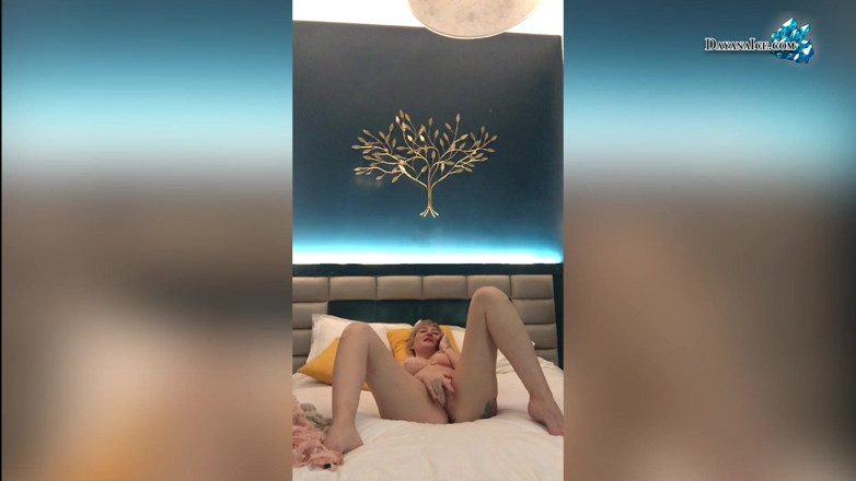 Dayana Ice: Apasionada milf acaricia coño mojado en cámara