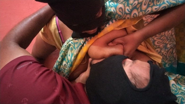 Benita sweety: Alimentando con leche hermanastra en la ley caliente