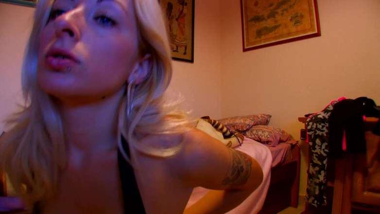 Hand Lotion Studios: Cewek cantik rambut pirang lagi asik dientot sambil pamer toket...