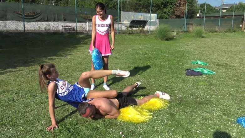 Femdom Austria: Animadora pateando divertido!
