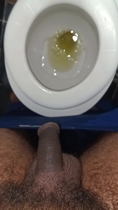 Tommhot: Compilatie van veel urine - ongecensureerd pikplassen