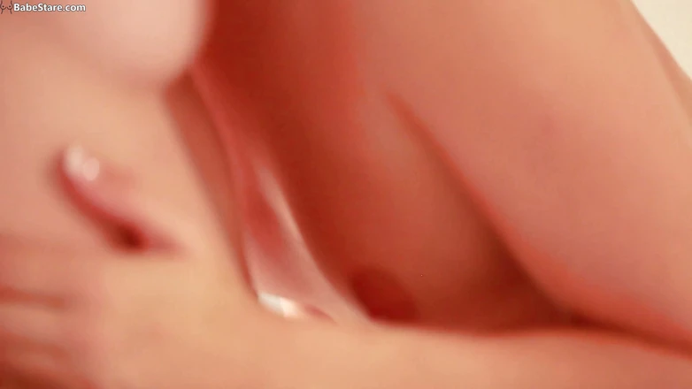 Lesbian Babe Stare: 两个穿着性感内衣的女同性恋互相自慰