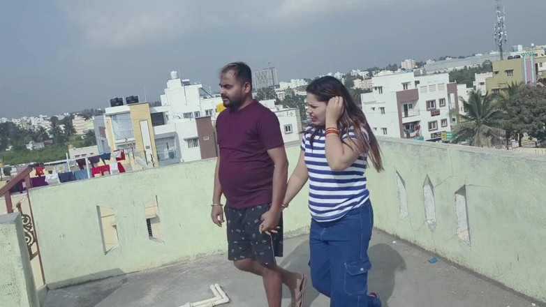 Sona bhabhi: Kali pertama saya mengongkek adik tiri saya di atas bumbung,...