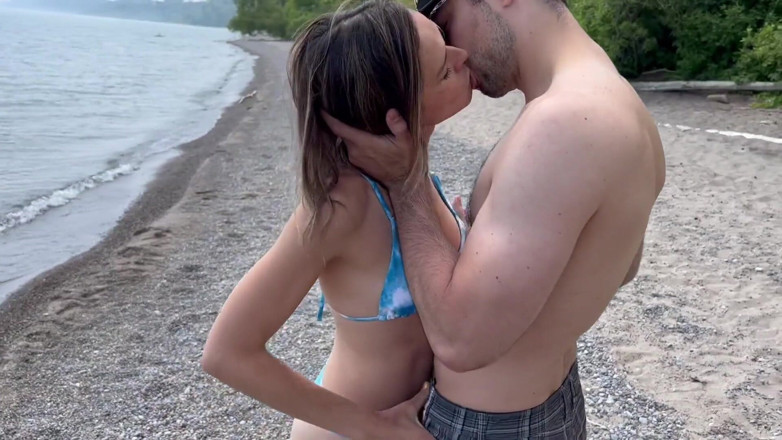Serenity Cox: Evli kadın plajda bikinili korunmasız dölleme ve yüze boşalma amatör...