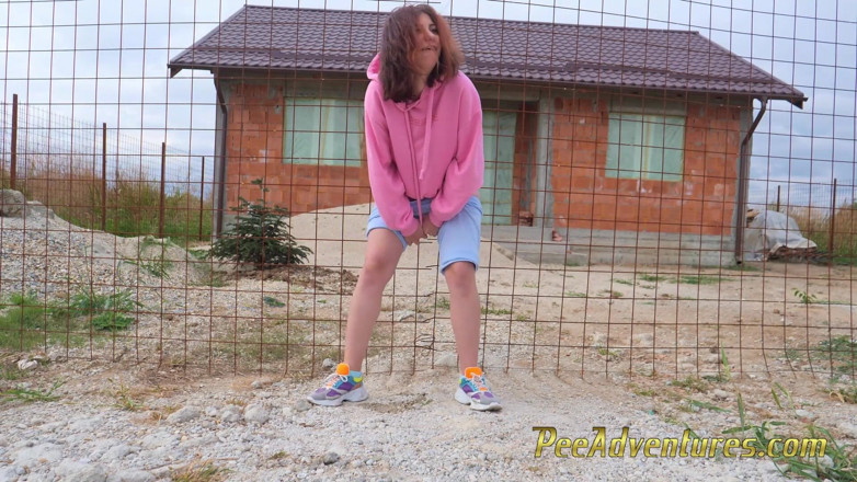 Pee Adventures: Awek hipster menukar pakaian basah dan kencing di luar rumah