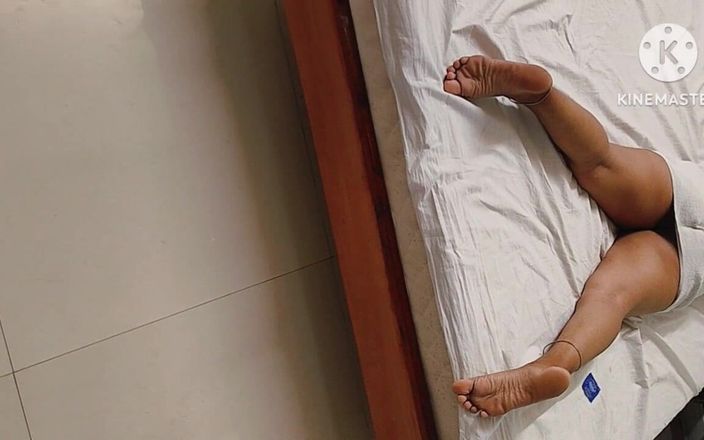 Ushabhabhi69: Seks di kamar mandi sama ibu tirinya untuk pertama kali