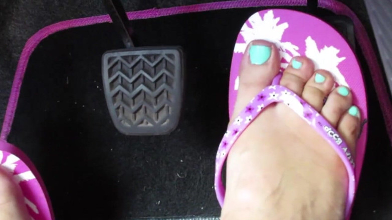 Lady Mesmeratrix Official: Driving in flip-flops