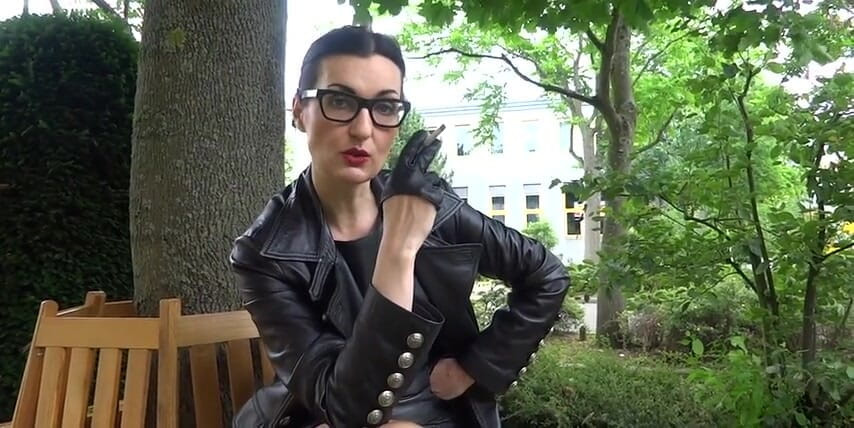 Lady Victoria Valente: Dnes tě používám jako bootlicker a můžeš dýchat můj kouř