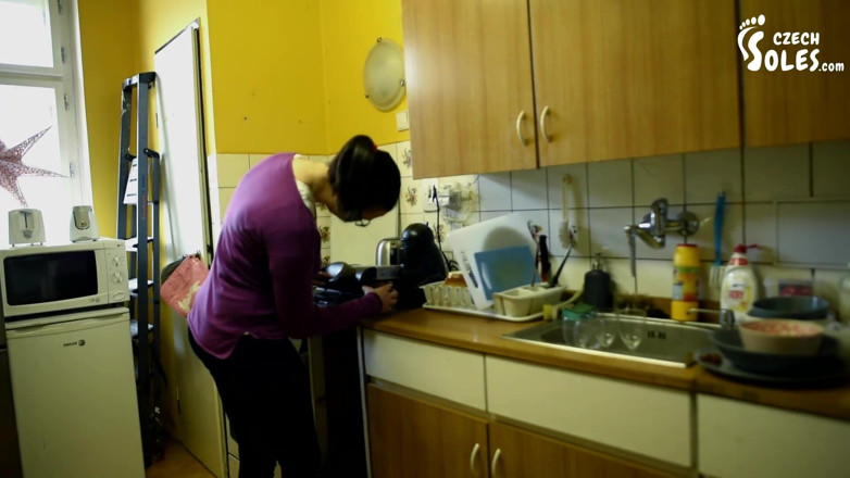 Czech Soles - foot fetish content: Büyük üvey kız kardeşinin ayaklarının fare kapanı ve bakış açısı işkencesi