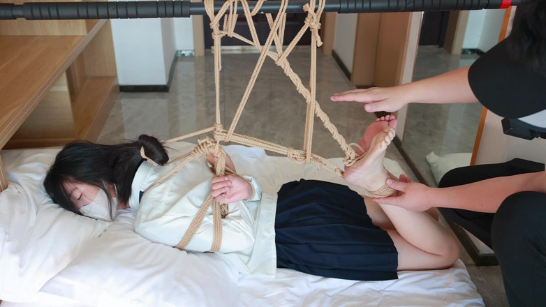 Asian bondage: Моя босоногая девушка висела на перекладине, играя босыми ногами