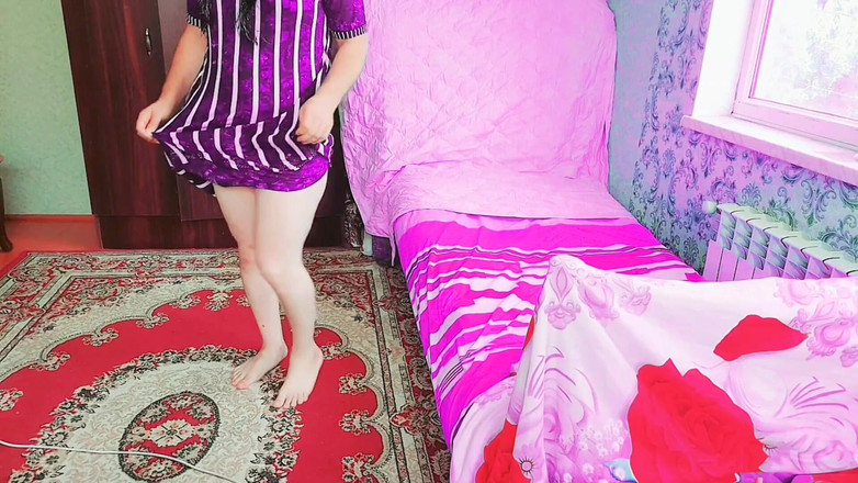 Kitty_Cross: Crossdresser caliente mostrando grandes muslos con estilo