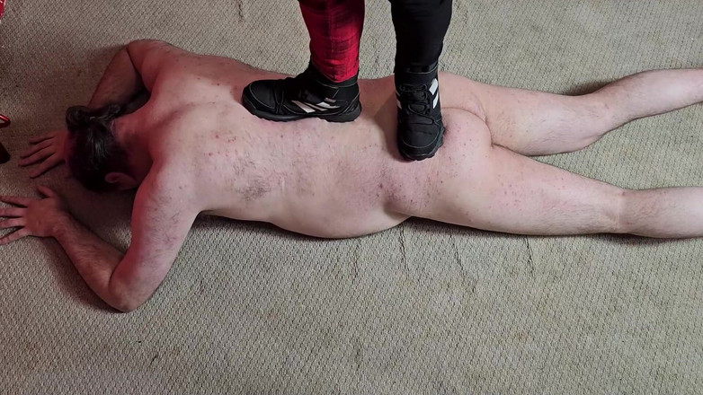 Domestic femdom: Pisoteada Em Tênis Por Deusa Rachie
