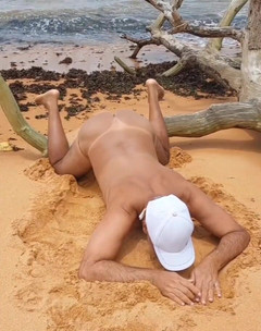 Ladysilvas: Ladysilva enlève sa culotte sur la plage exhibe son cul...