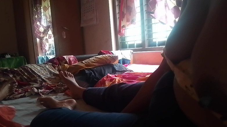 LEGSCOUPLE12: Indisches malayali-mädchen zeigt ihre möpse