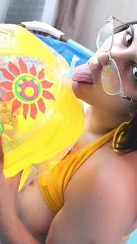 Hraní a škádlení žlutého beachballu na párty u bazénu - Bunny Looner