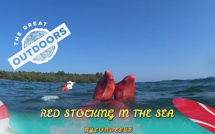 Nylondelux: Stoking merah di laut di pantai luar ruangan