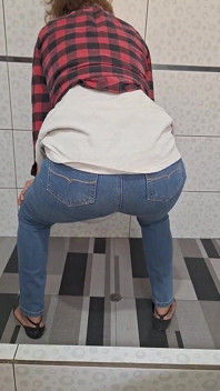 오줌으로 젖은 청바지