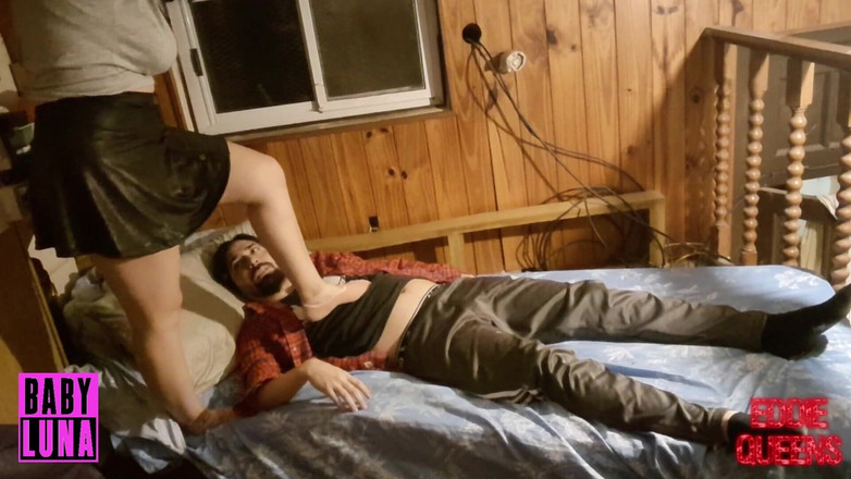 Eddie Queens: Jag knullar rumpan som bodde på vinden i det övergivna huset...