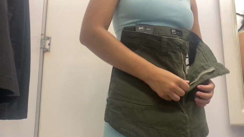 AndreaBellotiStar: 购物中心的穿衣亭