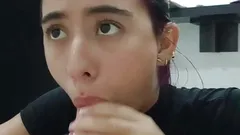 辣妹让继妹进来并给她很好的口交，直到他射在她嘴里