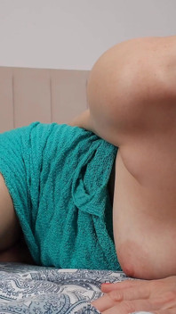 Tóc đỏ thủ dâm lồn nhiều lông và kéo ngực