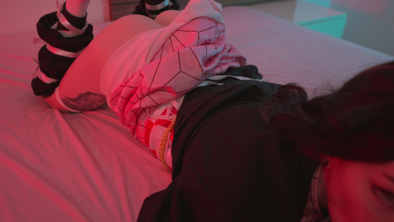 Karneli Bandi: Guardami allenare i miei buchi molto bagnati per te