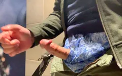 Excitată la gară, așa că a trebuit să opresc și să mă masturbez în baie. Port boxerii mei americani vultur.