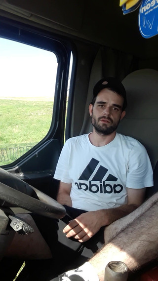 jerkofflover: Дрочить у шортах у припаркованій вантажівці та курить сигарету