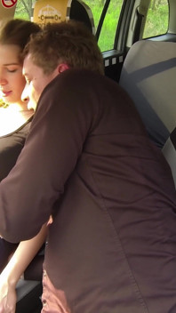 Kráska stříká po celém taxíku