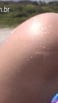Nackte ehefrau am strand mit arsch hoch und blowjob wird von cuckold gefilmt