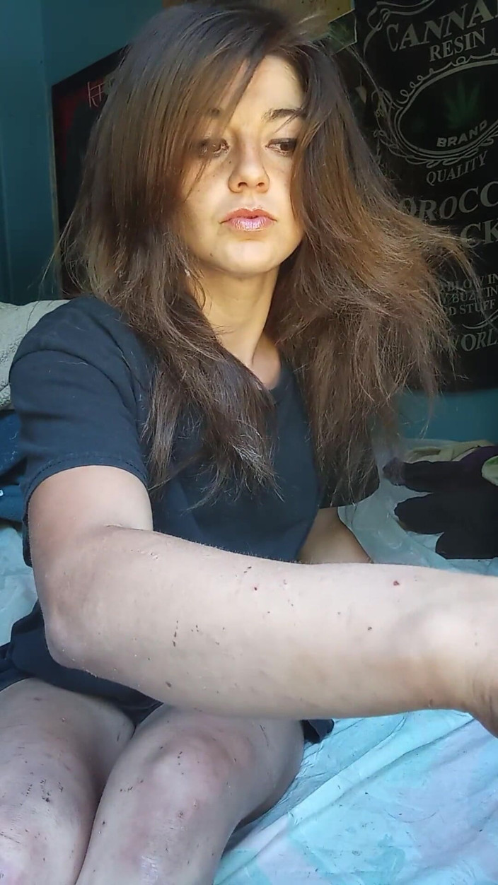 Freakshowsuckerr: 可爱的小黑发女郎的粗暴假阳具性爱