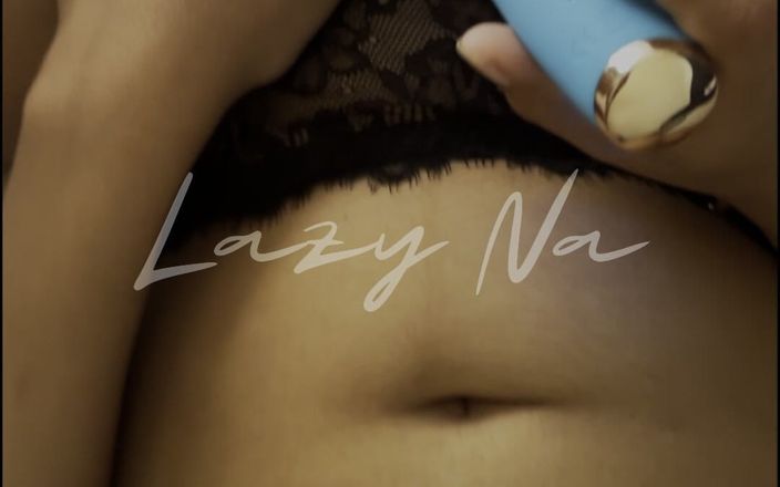 Lazy Na: Gadis sange ini lagi asik masturbasi di depan temannya sendiri