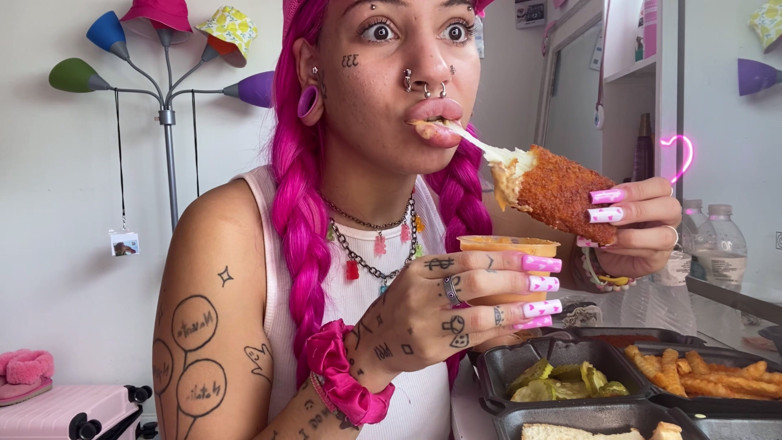 Nali Marie: Spicy Food Mukbang Vlog Extra Hot Mozzarella Sticks
