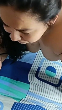 Chị kế của tôi phát hiện ra tôi trong khi tôi đang thủ dâm, nhưng người hứng tình muốn tôi nhét cô ấy bằng con cu