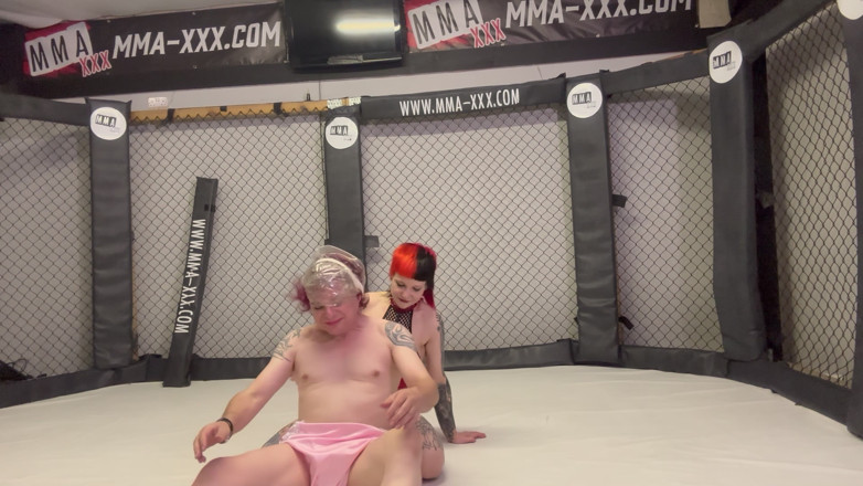 Bigtiddygoth: Pvc-stiefmutter qualt sissy in Mma cage - oberschenkelkontrolle &amp; demütigung