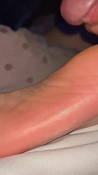 Rakaman dekat pancutan mani pada Tapak Kaki Cantik – Fetish Kaki Amatur