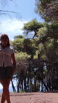 Tante seksi ini kencing di hutan