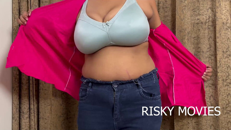 Risky Movies: Desi Bhabhi se převléká