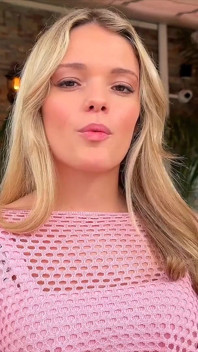 Jade, mooie blondine, wordt in haar kont geneukt!