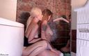 Zlata Shine: 女孩们在浴室里激情自慰并吮吸假阳具