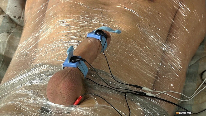 BoyNapped: Kenzie에게 미라를 받는 레오