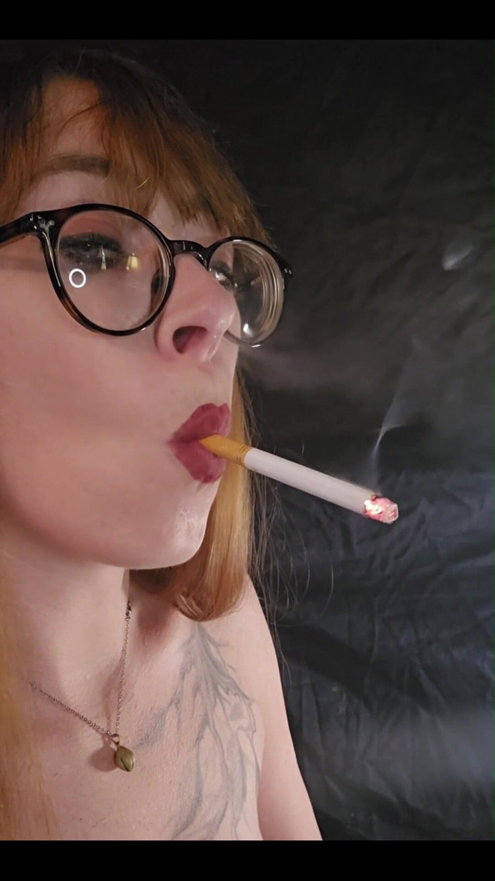 MistressThrope: Fumando vista laterale