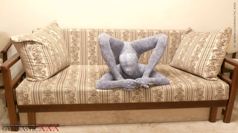 Gymnastic: Seducție flexibilă voalată