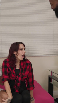 Cô vợ tóc đỏ xăm mình Scarlett Foxx cưỡi bbc béo trị liệu tình dục